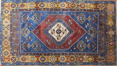null CAUCASE - KAZAK
Tapis en laine à décor d'un médaillon central hexagonal sur...