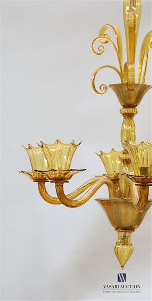 null Lustre en verre de Murano teinté jaune et soufflé, le fût à sections de forme...