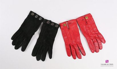 null HERMES
Lot comprenant deux paires de gants, l'une en cuir rouge, l'autre en...