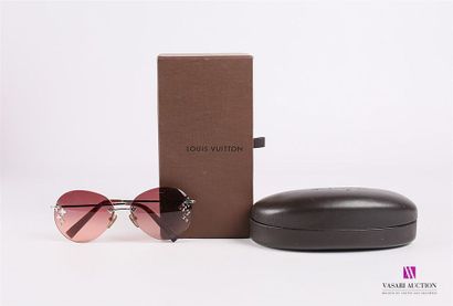 null LOUIS VUITTON
Paire de lunettes de soleil
Dans leur boitier et boite d'origine
(bon...