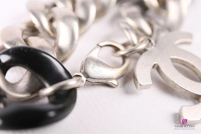 null CHANEL
Bracelet à grosses mailles en métal argenté et résine noire
(petites...