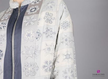 null HERMES
Manteau doublé à décor de flocons de neige
Haut. : 77 cm - Largeur aux...