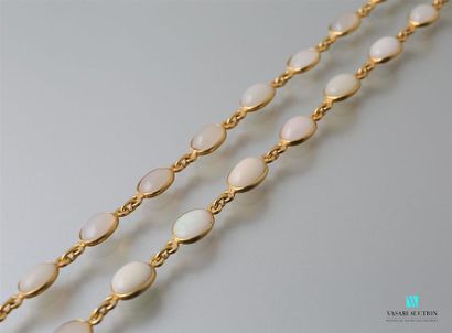 null Sautoir de perles rondes d'opale montées sur vermeil. 
Poids brut : 22,82 g