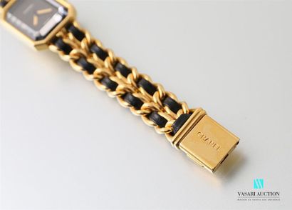 null CHANEL
Bracelet montre de dame en métal doré, modèle "Première". Le cadran noir...