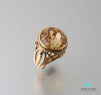 null Bague en or jaune 750 millièmes, sertie d'une citrine ronde, calibrant 15 carats...