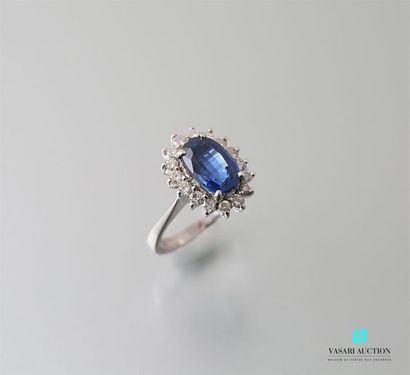 null Bague marguerite en or gris 750 millièmes, sertie d'une Cyanite, estimée à 2,20...