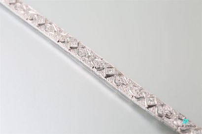 null Bracelet ruban en or gris 750 millièmes, à décor ajouré, rehaussé de brillants...