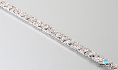 null Bracelet ruban en or gris 750 millièmes, à décor ajouré, rehaussé de brillants...