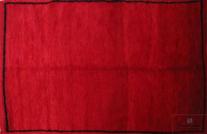 null MOYEN ATLAS 
Tapis en laine épaisse rouge, la bordure ourlée d'un liseret noir
321...