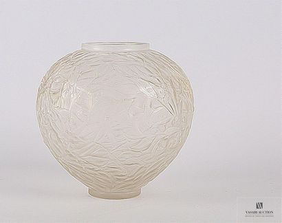 null LALIQUE René (1860-1945)
Vase "Gui" en verre moulé à décor de branche de gui.
Haut....