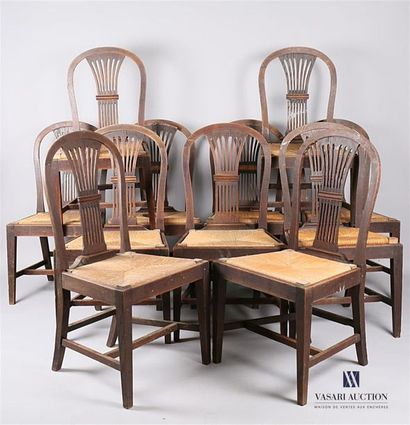 null Suite de douze chaises en bois naturel, le dossier cintré présente en son centre...