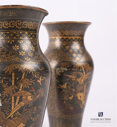 null JAPON
Paire de vases en métal de forme balustre à décor émaillé or et brun de...