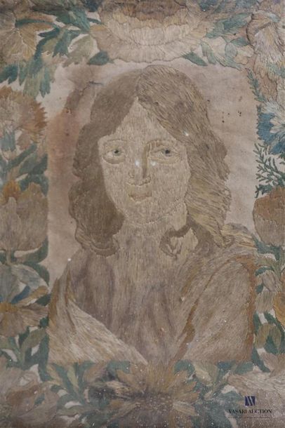 null Peinture à l'aiguille sur soie représentant le portrait d'un jeune homme inscrit...