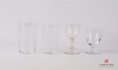 null Lot de dix verres dépareillés comprenant trois verres gobelet à décor d'une...