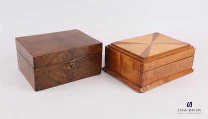 null Lot de deux boites, la première de forme rectangulaire en bois de placage de...