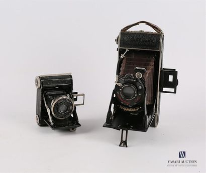 null Lot comprenant deux appareils photo :
-Appareil photographique de marque Voigtländer...
