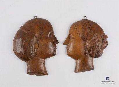 null Deux profils d'appliques en bois sculpté représentant des élégantes
Haut. :...