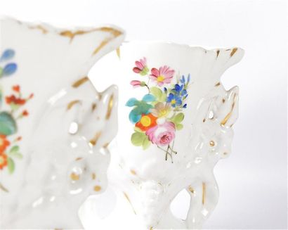null Paire de vases cornet en porcelaine à décor polychrome et rehauts d'or d'un...