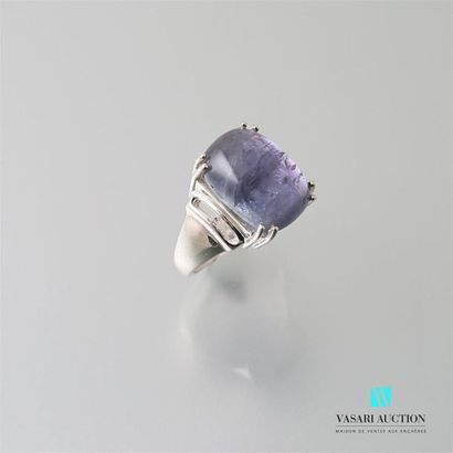 null Bague en argent ornée en serti griffe d'une tanzanite en cabochon.
Poids brut...