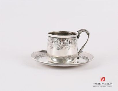 null Tasse et sa sous tasse en argent, la panse à décor d'une frise de vagues en...