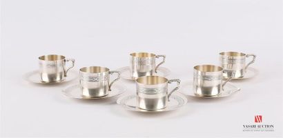 null Suite de six tasses et sous-tasses en métal argenté à décor de filets et rubans...