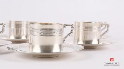 null Suite de six tasses et sous-tasses en métal argenté à décor de filets et rubans...
