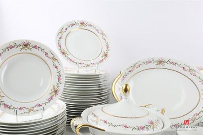 null RAYNAUD - Limoges
Service de table en porcelaine blanche à décor polychrome...