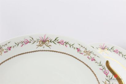 null RAYNAUD - Limoges
Service de table en porcelaine blanche à décor polychrome...