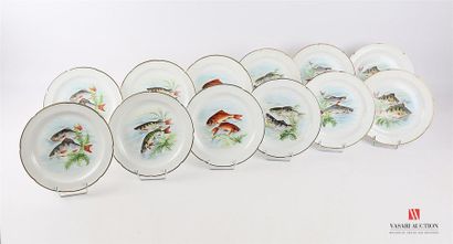 null LIMOGES
Suite de douze assiettes de table en porcelaine blanche à décor polychrome...