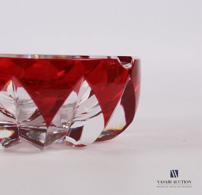 null SAINT LOUIS
Cendrier en cristal taillé rouge et transparent à décor d'une rosace.
Marqué...