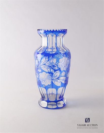 null Vase en cristal de bohème en verre translucide et bleu de forme balustre posant...