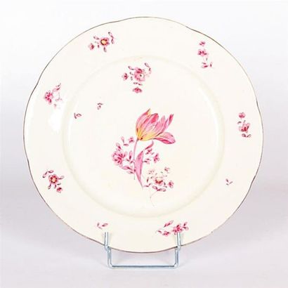 null ALLEMAGNE
Assiette à bord polylobé en porcelaine à décor en camaïeu rose d'une...