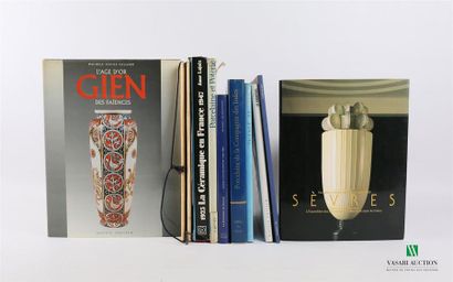 null [CERAMIQUE]
Lot de onze ouvrages :
BEURDELEY Michel - Porcelaine de la Compagnie...