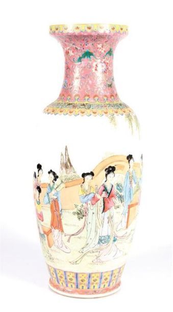 CHINE Vase en porcelaine à décor en émaux...