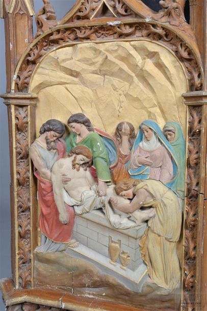 null Tableau en bois et stuc mouluré, sculpté à décor polychrome et rehauts d'or...