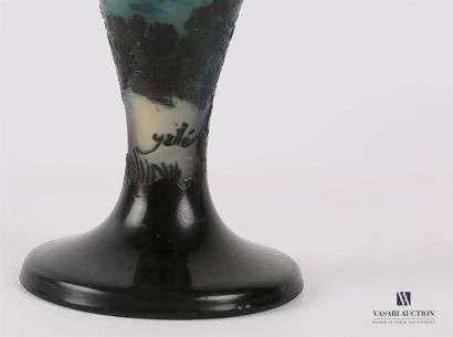 null GALLE Emile (1846-1904)
Vase en verre multicouche à décor d'un paysage arboré...