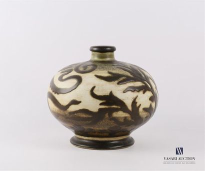 null CATTEAU Charles (1880-1966) 
Vase à décor bicolore de poulpes et d'algues. 
Signé...