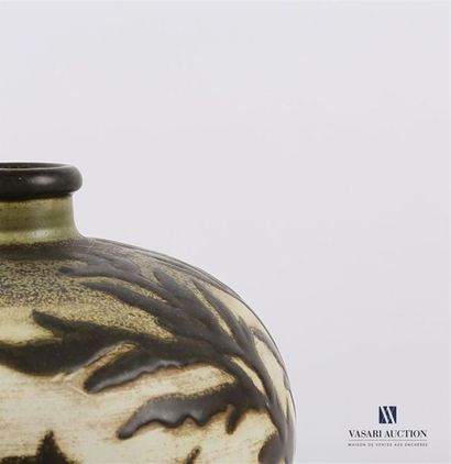null CATTEAU Charles (1880-1966) 
Vase à décor bicolore de poulpes et d'algues. 
Signé...