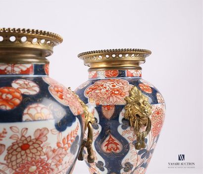 null JAPON
Paire de vases en porcelaine de forme balustre à décor dit " Imari " de...