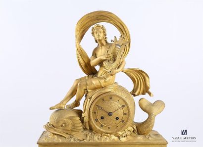 null Pendule en bronze doré, le cadran de forme ronde indique les heures en chiffres...