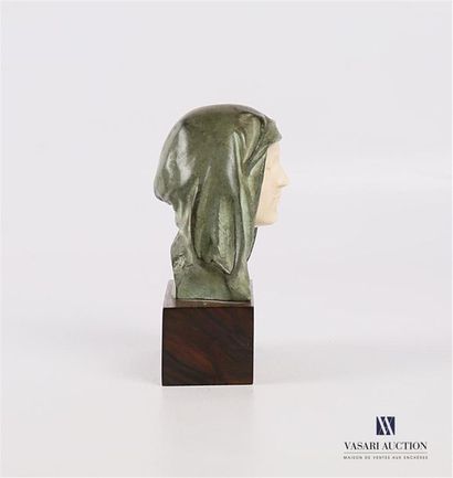 null GENNARELLI Amédéo (1881-1943)
Visage de femme en ivoire et bronze
Signé au dos
Socle...