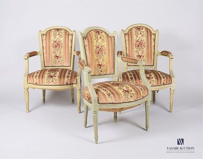 null Trois fauteuils de modèle similaires en bois naturel mouluré, sculpté et peint,...