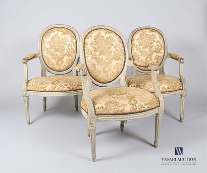 null Trois fauteuils de modèle similaire en bois naturel mouluré, sculpté et peint,...