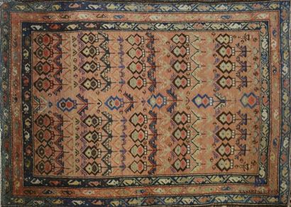 null Tapis en laine à décor de motifs floraux stylisés sur fond saumon
(usures)
167,5...