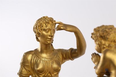 null Pendule en bronze doré, le cadran de forme ronde émaillé orné de chiffres romains...