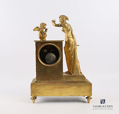 null Pendule en bronze doré, le cadran de forme ronde émaillé orné de chiffres romains...