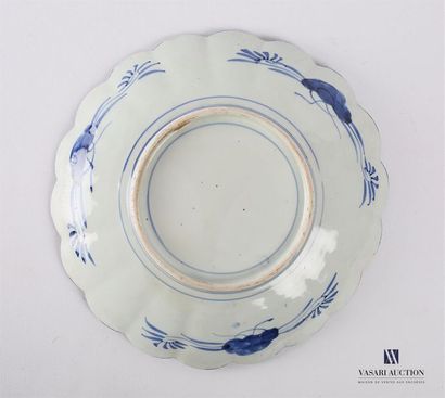 null JAPON
Plat en porcelaine à bordure polylobée à décor polychrome dit Imari d'un...