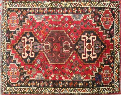 null CHIRAZ
Tapis en laine à décor de motifs géométriques sur fond rouge
159 x 115...