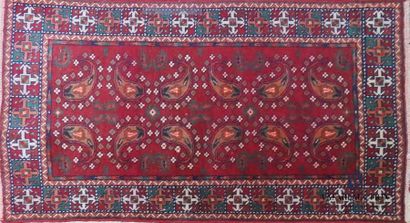 null BELOUTCH
Tapis en laine à décor de boteh sur fond rouge
121 x 67 cm