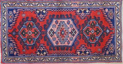 null VISS
Tapis en laine à décor de médaillons sur fond rouge
125 x 62 cm